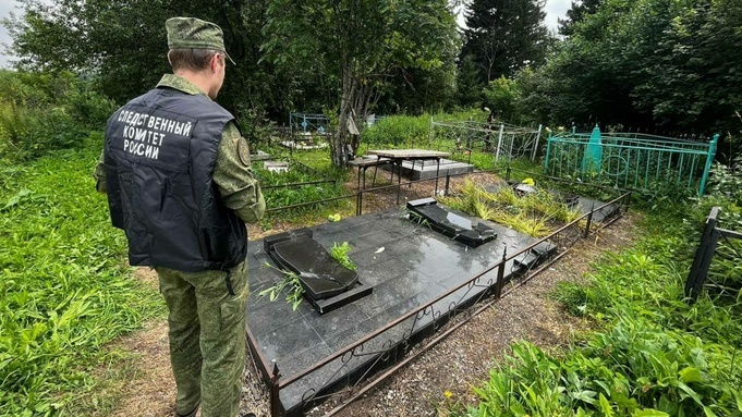 Мальчики были в состоянии алкогольного опьянения и поэтому решили разбить памятники В Кемеровской области двое подростков разгромили 166 могил на кладбище в селе Березово под Новокузнецком, теперь им