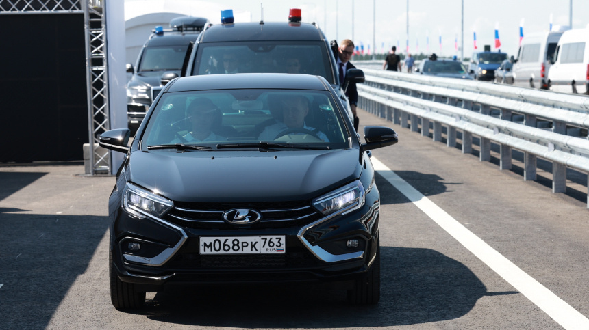 Президент сел за руль автомобиля и проехался на нем по мосту через Волгу. Фото: © РИА Новости / Вячеслав Прокофьев; 5-tv.