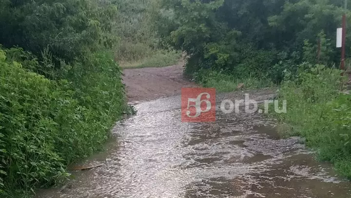 Потоп закончился, а вода все прибывает. Жители поселка Берды борются со стихией