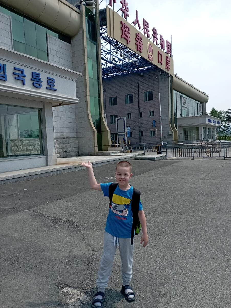 Китайская граница, сразу после того, как прошли таможню.