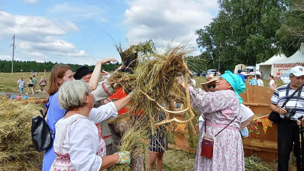 Взметнулась в небо птица над Уралом…» или Жар-птица как старт проекта «Арт- Пласт-Солома» | Культурная волна. Президентский фонд культурных инициатив |  Дзен