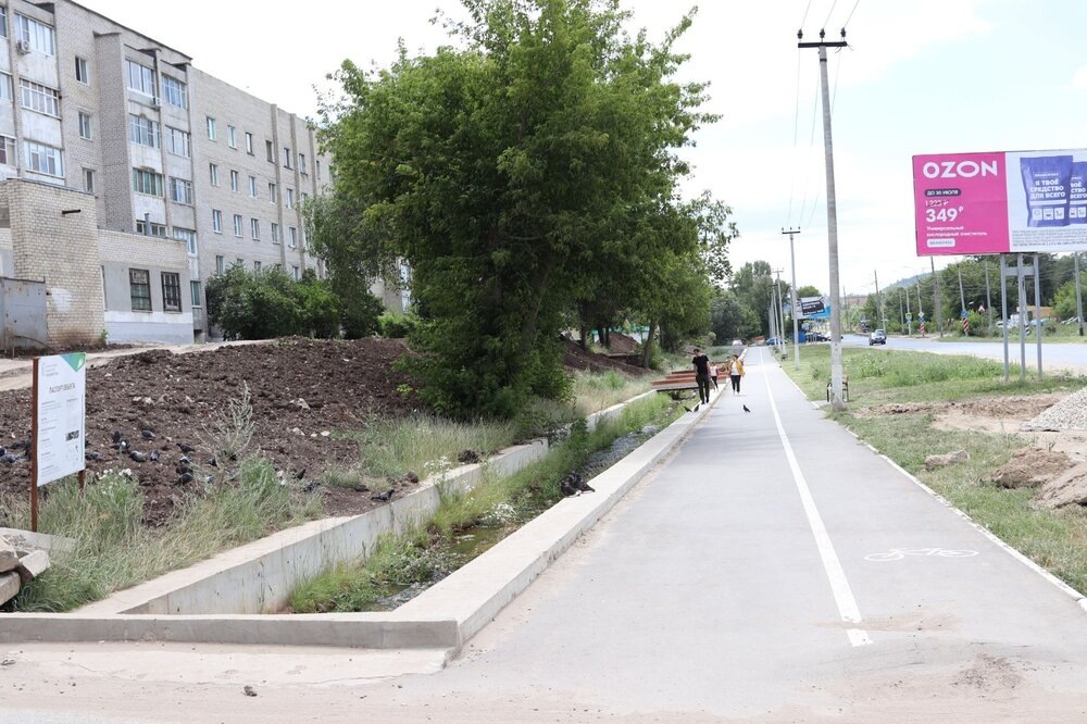 На тротуаре предусмотрели дорожку для велосипедистов.