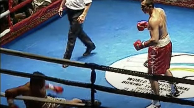 Первый бой Александра Лебзяка в профессиональном боксе.