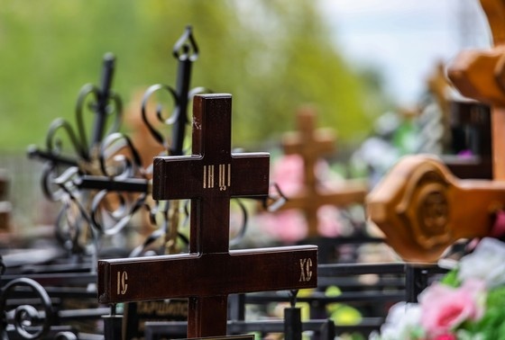 Надгробия в селе Березово Кемеровской области двое подростков разгромили без всякой причины, заявил дедушка одного из них Геннадий. По его словам, которые приводит «360.