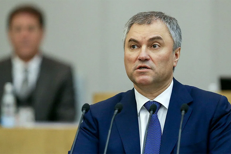    Спикер Госдумы Вячеслав Володин запустил в своем телеграм-канале опрос: как подписчики относятся к идее полного запрета езды по улицам на электросамокатах?.   
Фото: duma.gov.ru