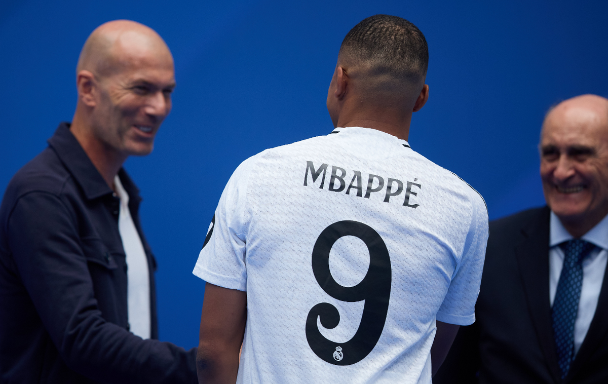 Зинедин Зидан также приветствовал Килиана Мбаппе в "Реале". Фото: globallookpress