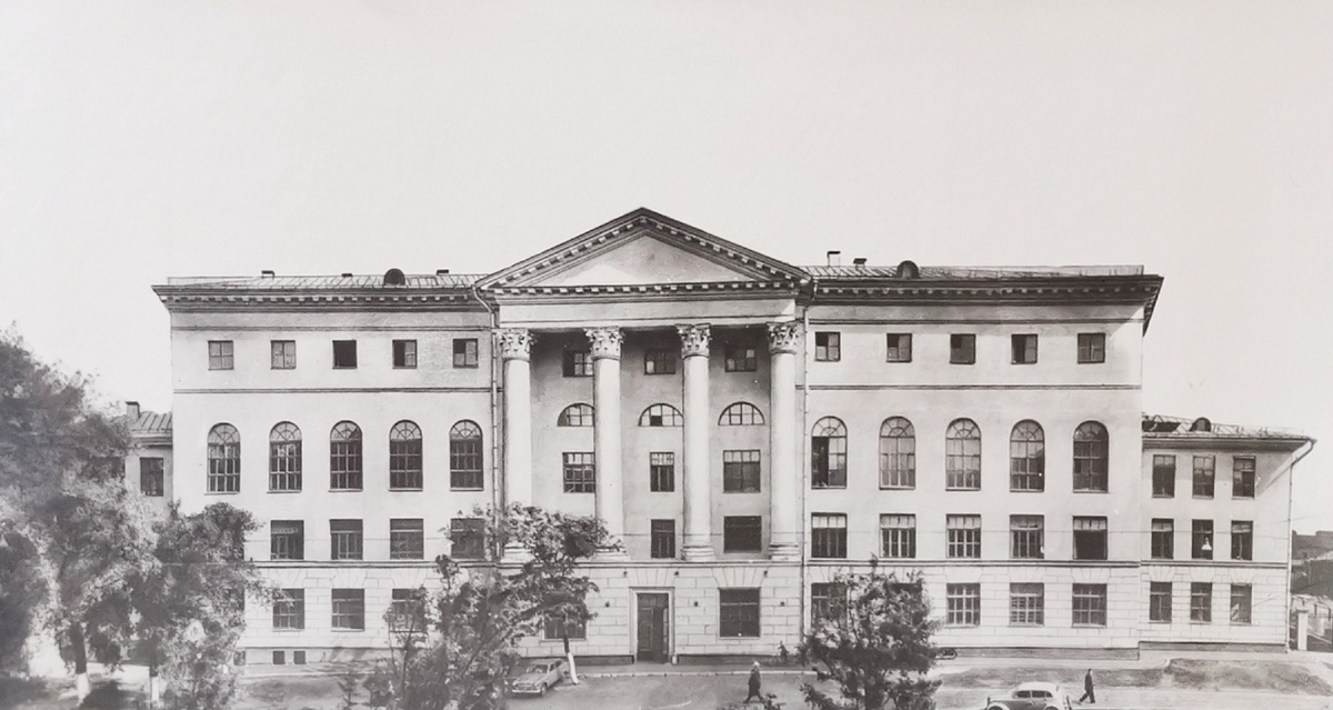 Вид на новый главный фасад здания