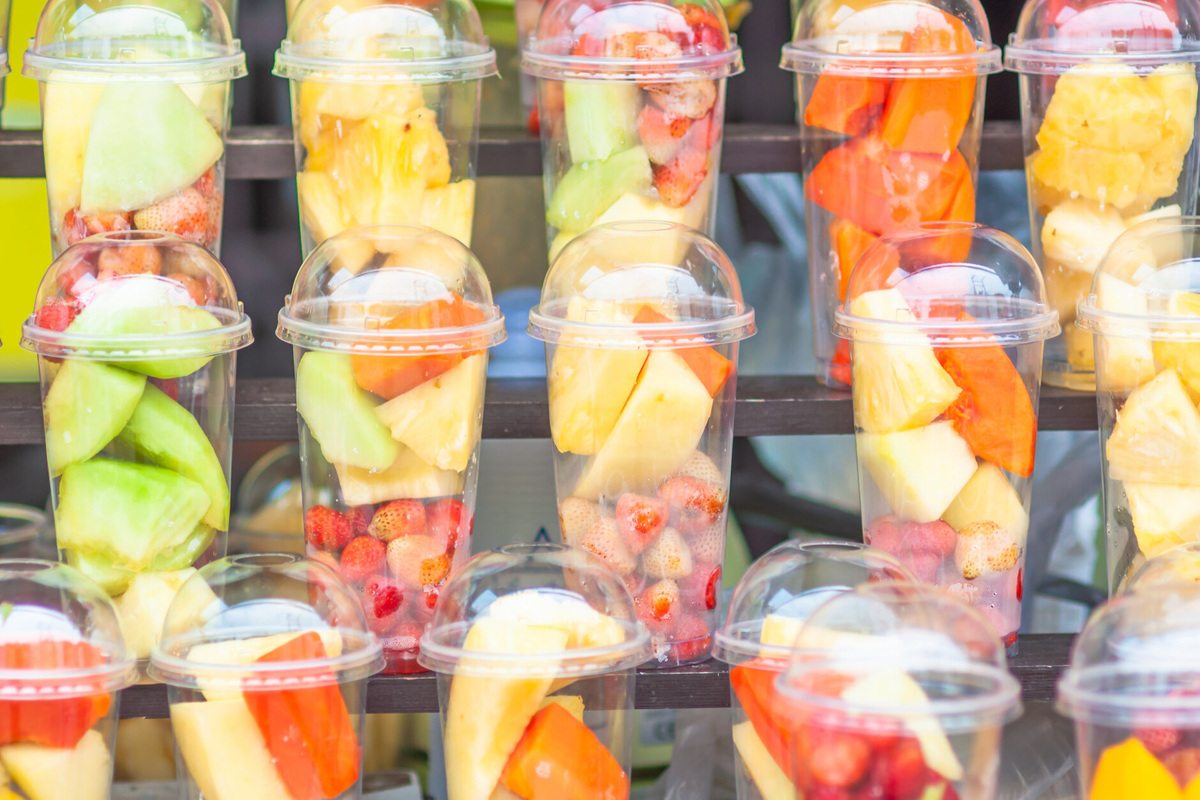     Опасное лакомство: почему не стоит есть нарезанные фрукты в стаканчиках