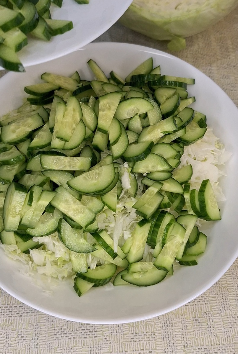 Капусту нашинкуем, огурцы порежем