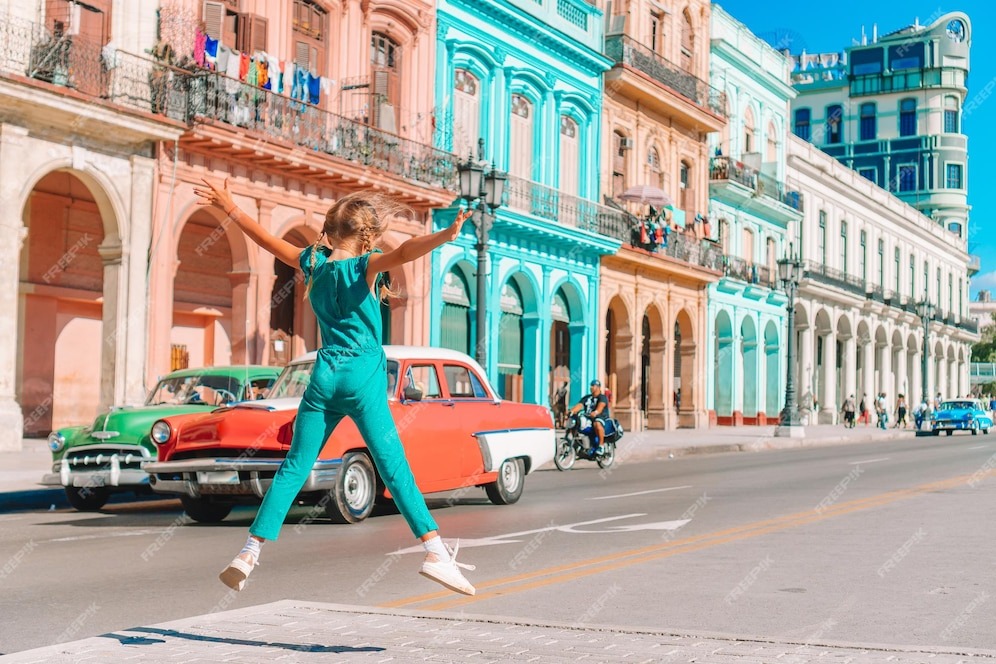 Источник: https://img.freepik.com/premium-photo/woman-with-umbrella-street-city_1048944-21251100.jpg?w=996