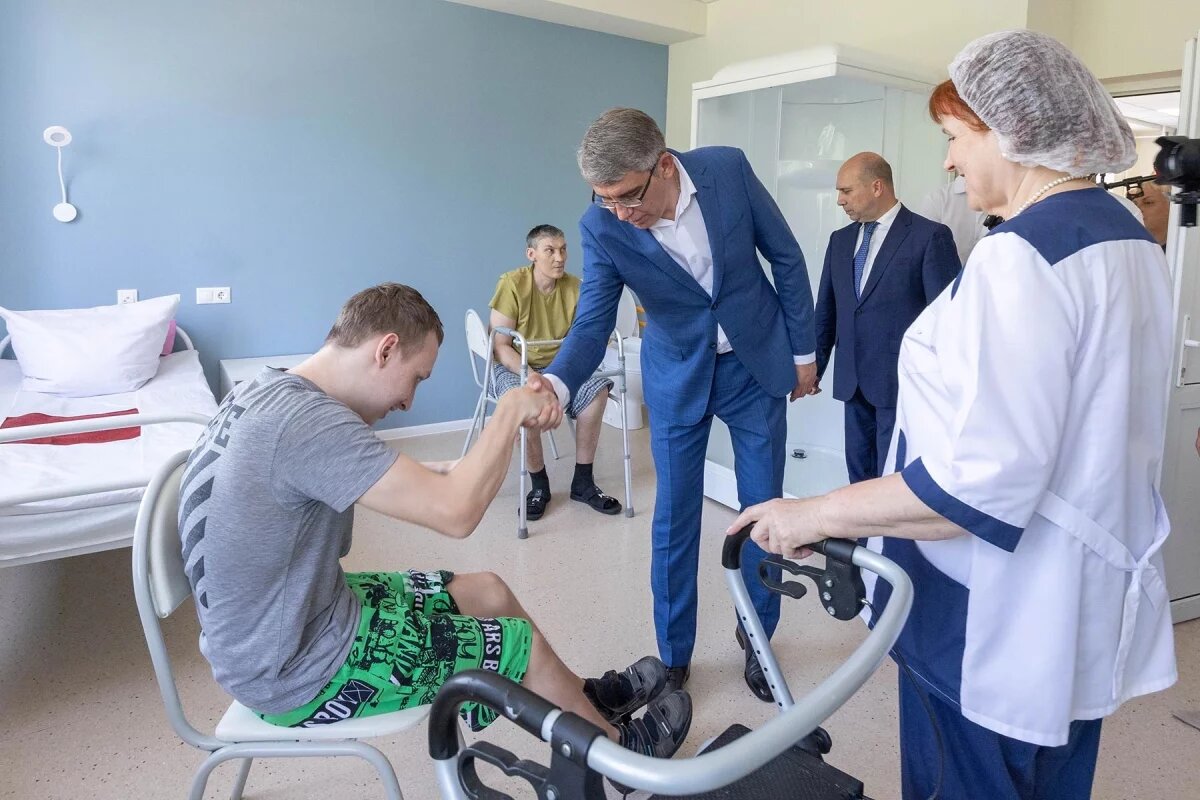    Дмитрий Миляев посетил госпиталь ветеранов войн и труда в Веневском районе