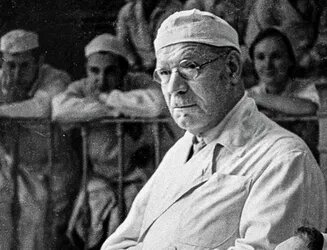 Бурденко Николай Нилович (1876 – 1946 г.). Главный хирург Красной Армии в 1937—1946 годы, академик АН СССР (1939), академик и первый президент АМН СССР (1944—1946), Герой Социалистического Труда (1943), генерал-полковник медицинской службы, участник русско-японской, Первой мировой, советско-финской и Великой Отечественной войн, лауреат Сталинской премии (1941).