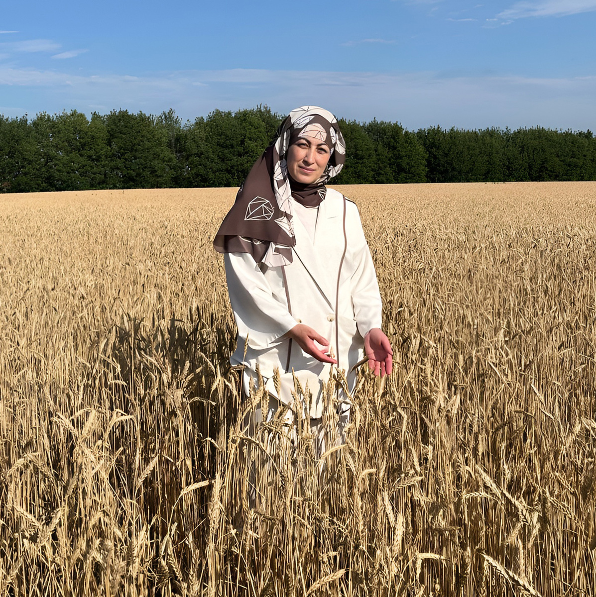 Марина Борлакова оценивает качество зерна. Фото автора.