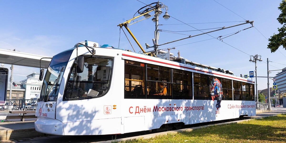 📷 1.1: Новый символ прогресса: тематический трамвай на улицах Москвы | mos.ru
