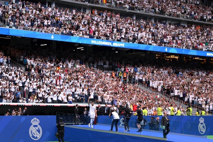 Это свершилось! «Реал» официально презентовал Мбаппе! Француз взял девятый номер и произнес трогательную речь перед фанатами: «Постараюсь говорить по-испански. Невероятно быть здесь.