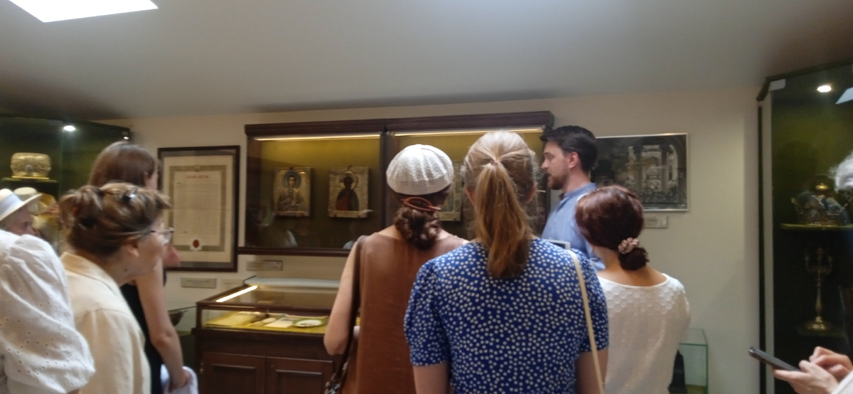 Фото автора. В музее храма. Сергей Кругликов и группа слушателей.