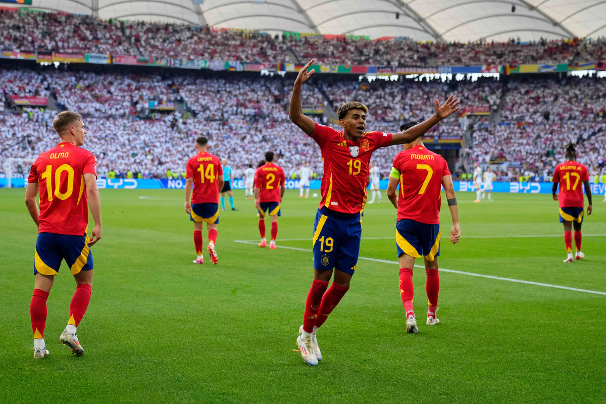 Ламин Ямаль вместе с игроками сборной Испании празднует забитый мяч ворота сборной Германии на Евро-2024 (Фото AP / TASS).