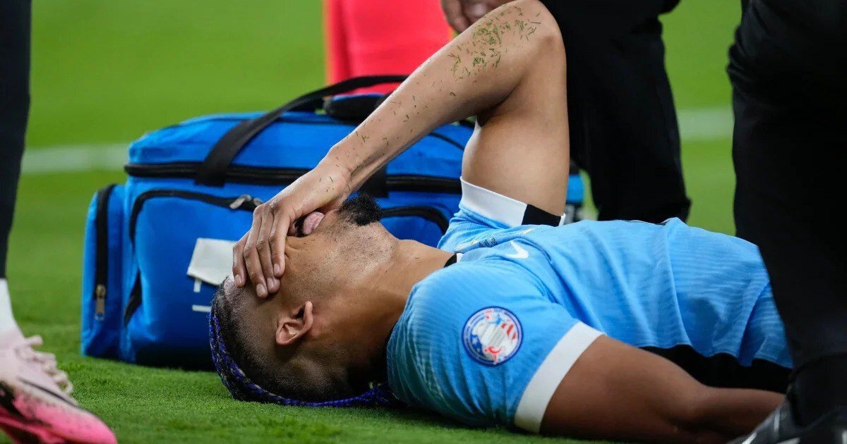 Защитник получил травму правого бедра в составе сборной Уругвая в четвертьфинальном матче Кубка Америки против Бразилии (0:0, 4:2 по пенальти) – ему предстоит операция.