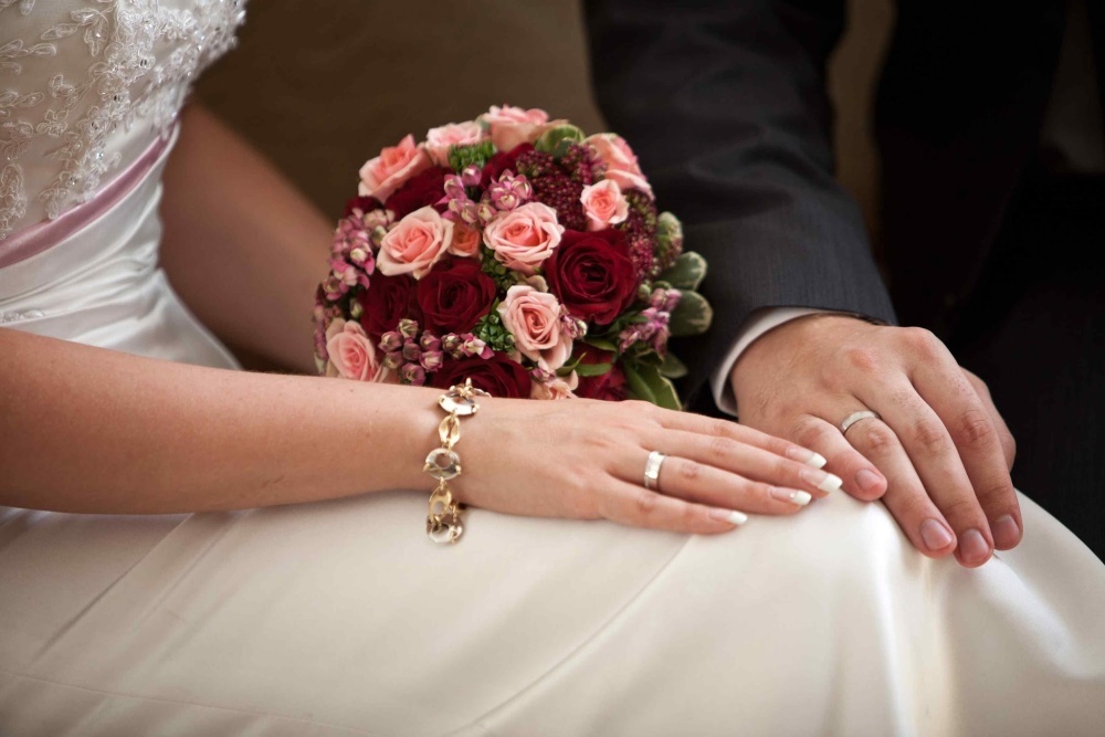 Одни не хотят, чтобы их семейная жизнь начиналась с долгов, а другие считают, что экономить на свадьбе не следует