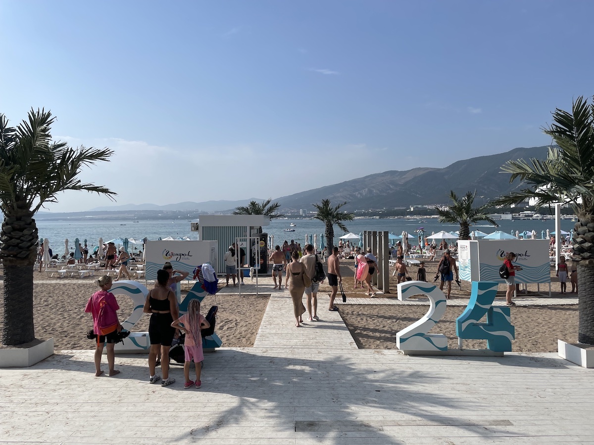 Пляж 2K24 в Геленджике – красота, чистое море, песочек и не так уж много народу