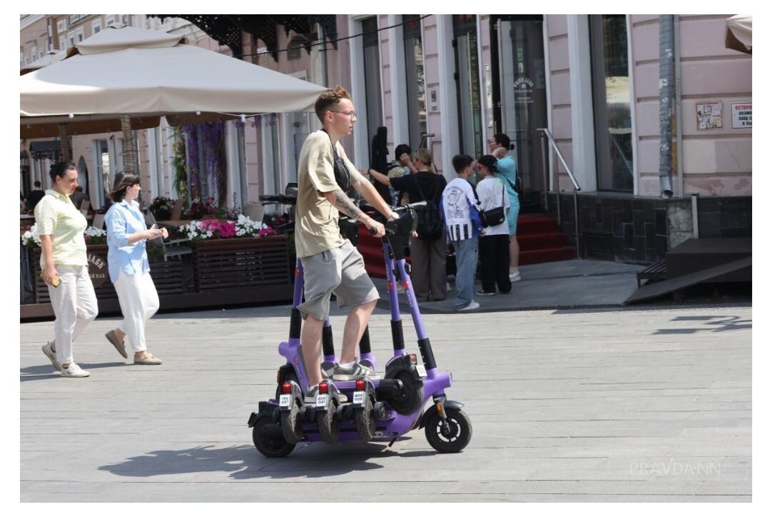     Молодой человек на электросамокате. Источник: pravda-nn.ru Автор фото: Александр Воложанин