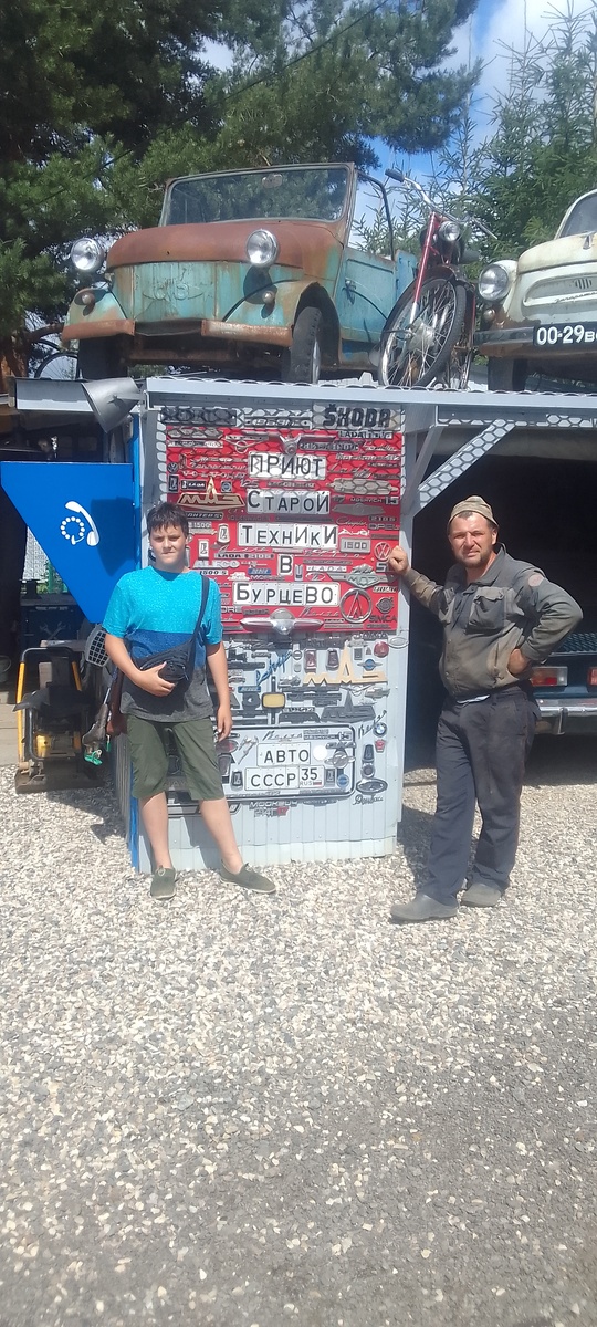 Артём справа