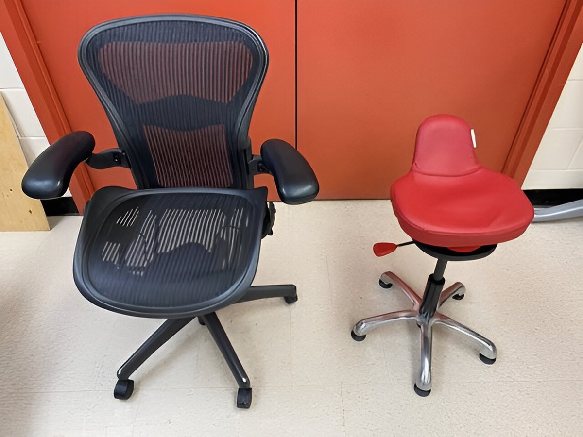    Слева - классическое офисное кресло, справа - динамический стул.Университет Ватерлоо