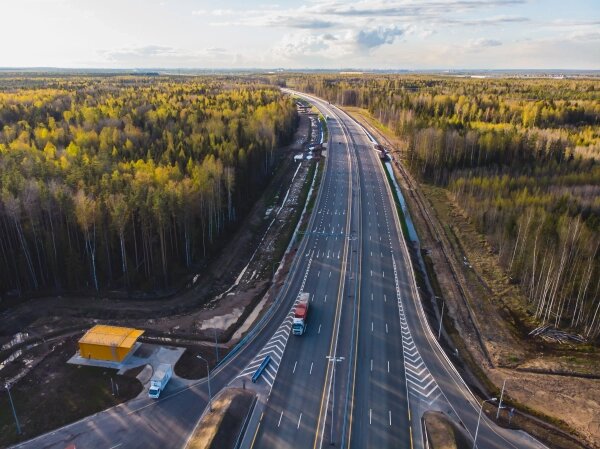 Теперь трасса М11 стала непрерывной на всём протяжении от Москвы до Санкт-Петербурга. Обложка © Shutterstock / FOTODOM / Tsuguliev