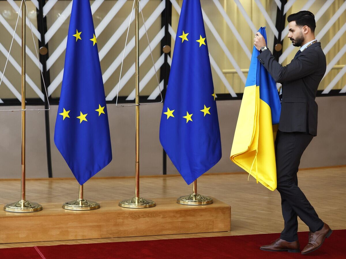    Флаг Украины перед началом саммита ЕС в Брюсселе© AP Photo / Geert Vanden Wijngaert