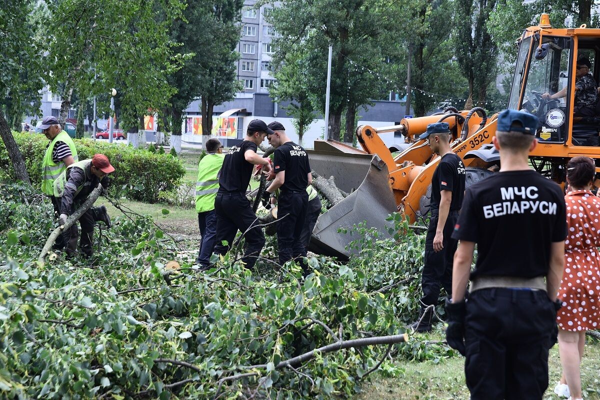 
Например, питьевую воду на всю бригаду подвезли на улицу 60 лет БССР.  Здесь второй день ликвидируют последствия урагана работники «Красной  Гвоздики».