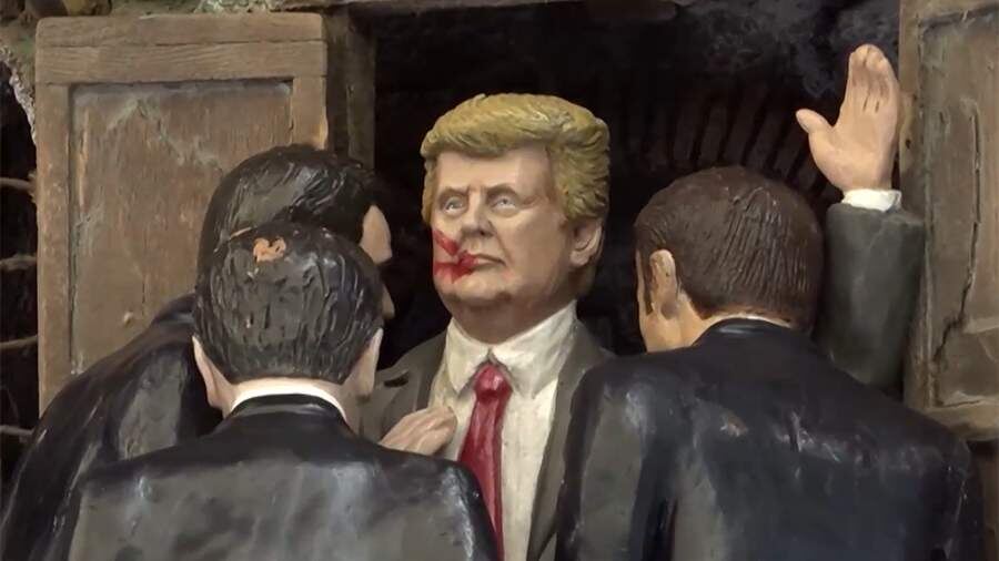 На главной туристической улице Неаполя в Италии 16 июля выставили статую раненного в результате произошедшего 13 июля покушения экс-президента США Дональда Трампа.