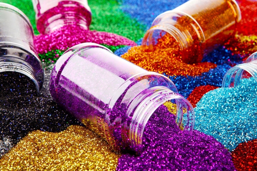 Глиттер - маленькие разноцветные блёстки.