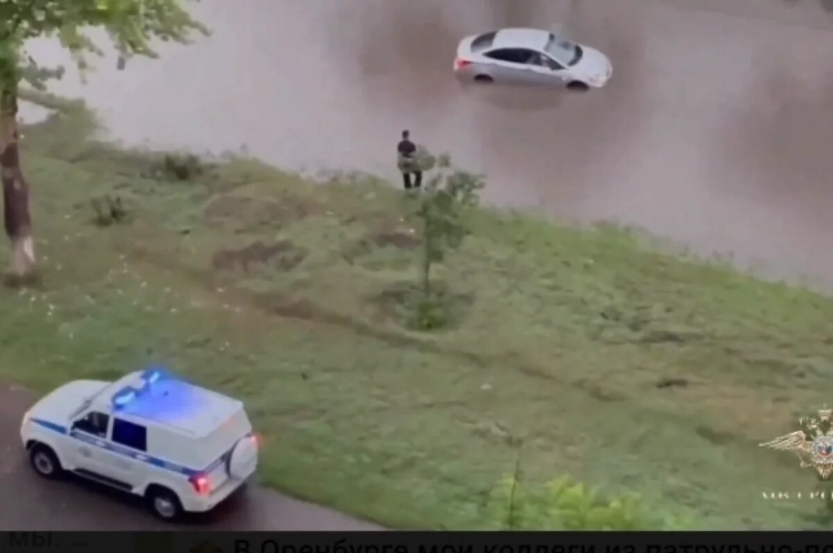    В Оренбурге полицейские спасали жителей с детьми во время ливня