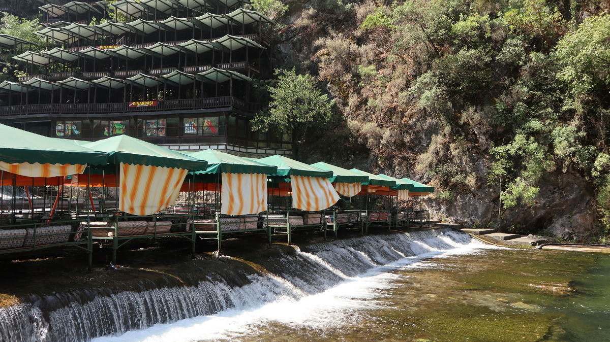 Кафе на реке Дим-Чай. Фото автора.