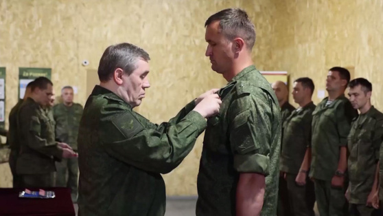    Начальник Генштаба ВС РФ наградил военных, отличившихся при освобождении Урожайного Алина Городниченко