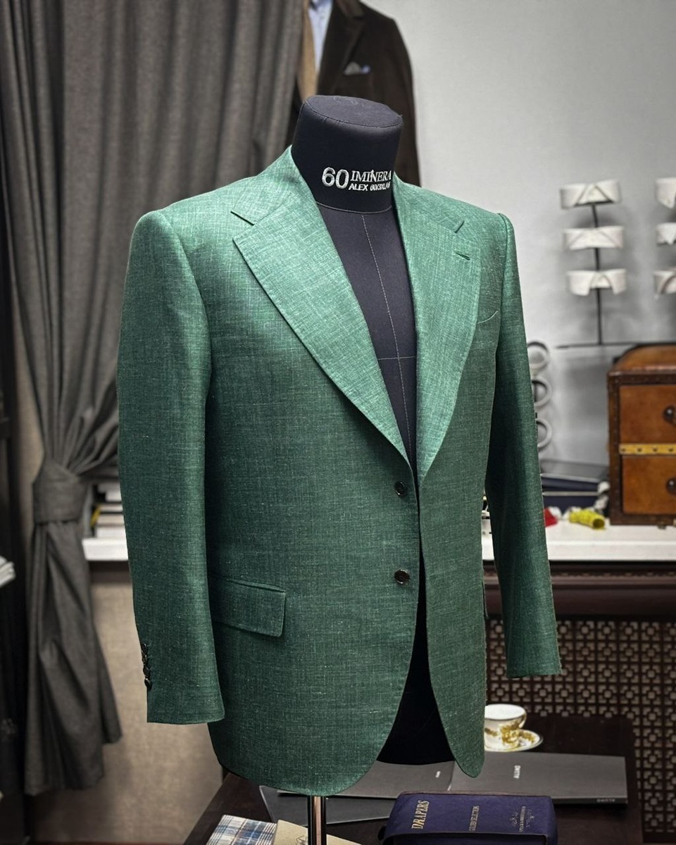 Перефразируя известную поговорку, "готовь пальто летом, а пиджак без подклада из шерсти с шелком и льном - зимой"