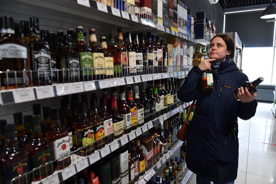    Продажа виски и рома растет в российских алкомаркетах. Иван МАКЕЕВ