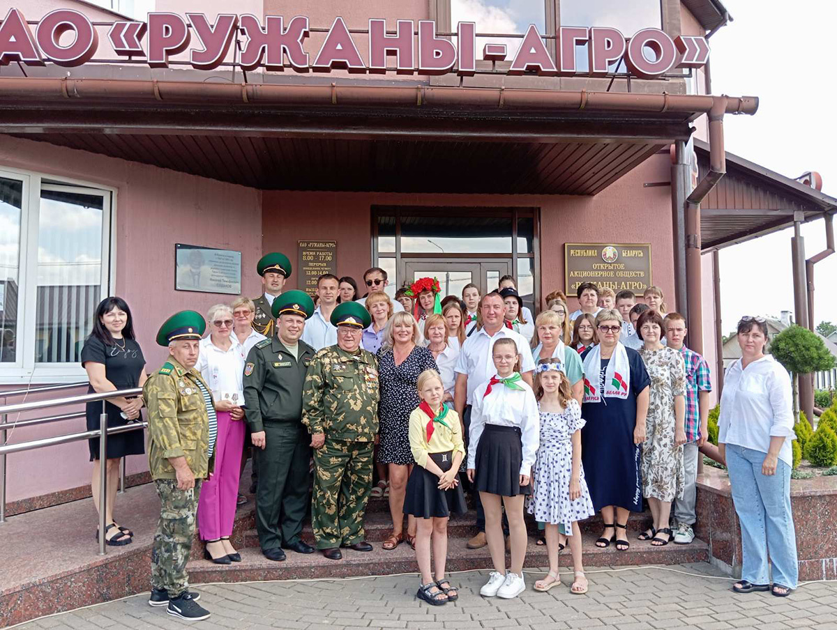    В Ружанах в день освобождения горпоселка открыли мемориальную доску в честь Героя Советского Союза