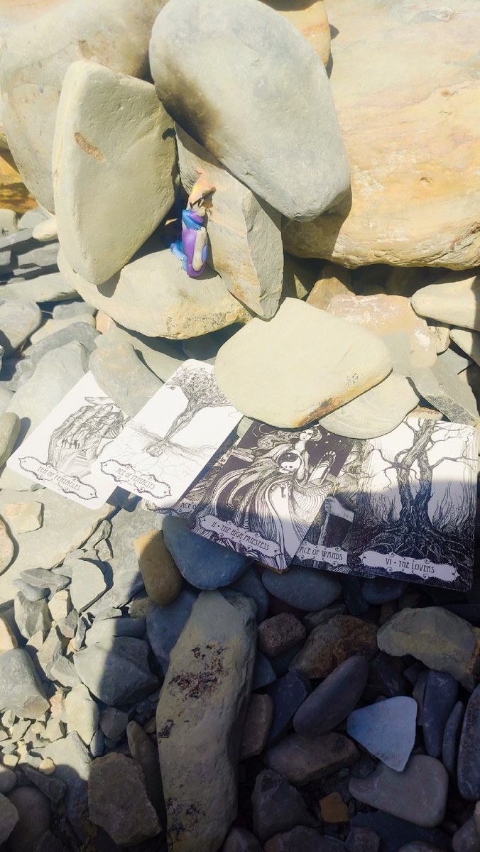 Ох, как приятно видеть такие расклады Посмотрела ещё, мужчина собирается вам предложить то ли уже замуж, то ли гражданский брак, съехаться или вести совместный проект, у кого какая ситуация. В общем, он принял решение предложить вам серьезное совместное предприятие. Но пока вам об этом не сказал. То есть само предложение уже им осознано, но вам не озвучено. Вот - вот планирует озвучить... 