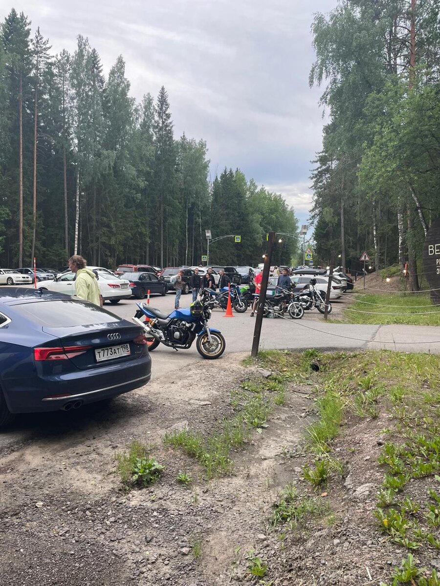 это мы только подъехали к началу дороги на озеро - достаточно машин, кстати, здесь и автобусы ходят, напротив остановка, можено пешком доббраться. Связка электричка-автобус.