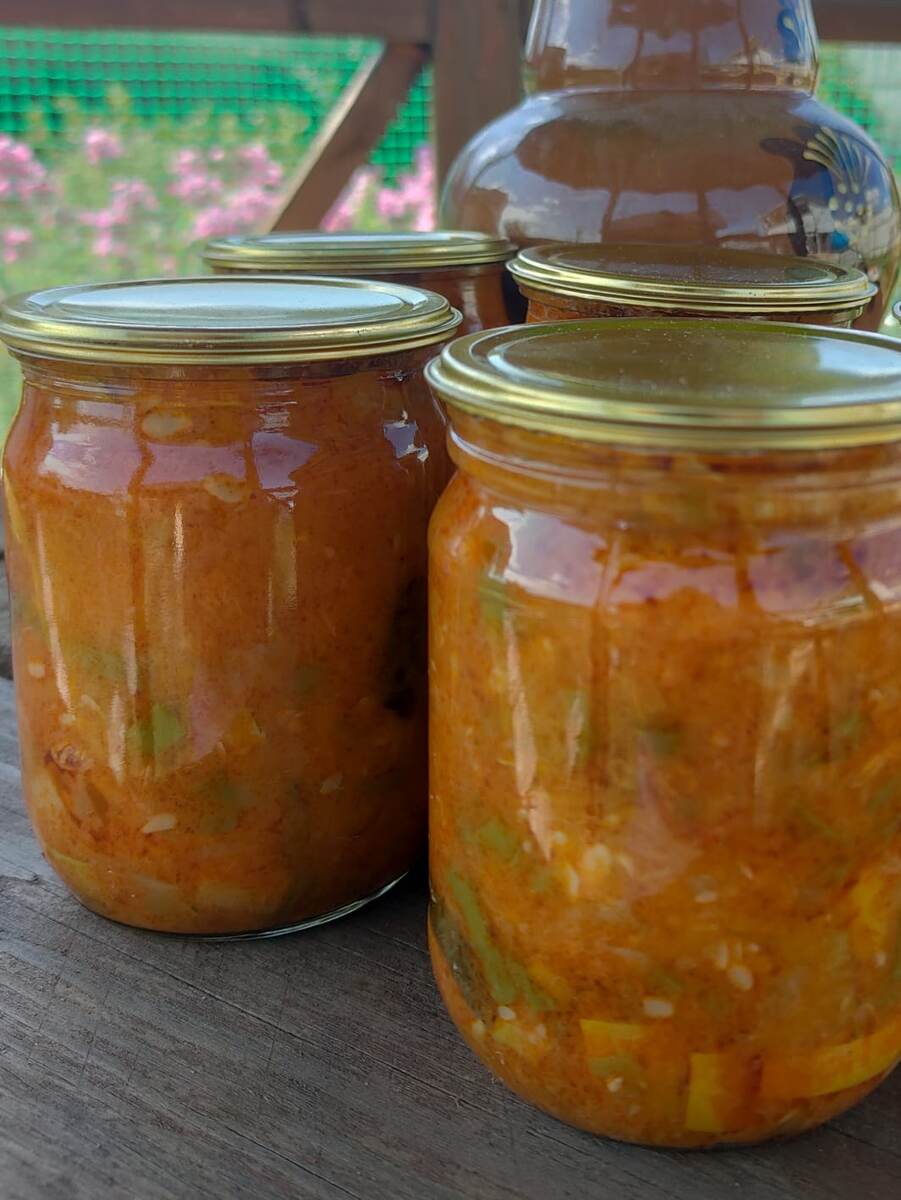 Кабачковая икра без измельчения, нам так нравится больше.