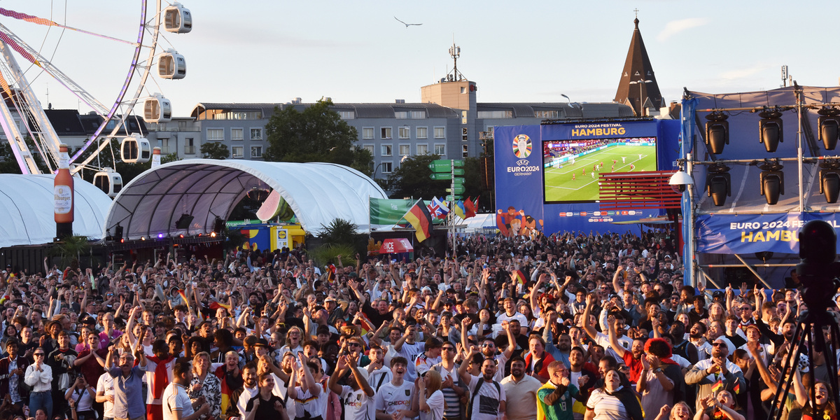 Фан-зона в Гамбурге во время игры Швейцарии с Германией