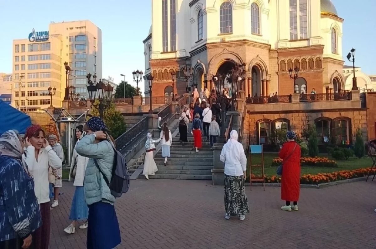    Паломники собираются возле места расстрела Романовых перед литургией