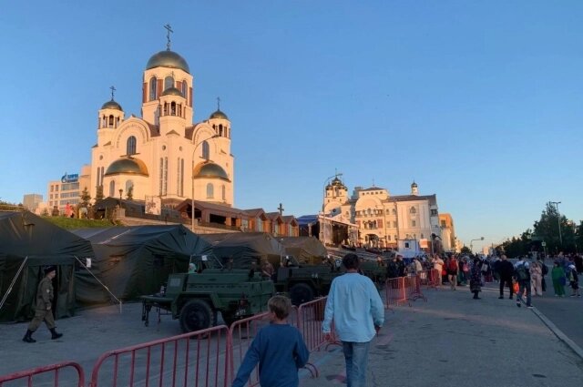    Возле Храма-на-Крови Фото: «АиФ-Урал»