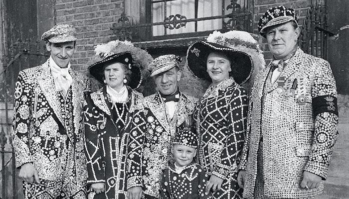 Потом ее забыли на тысячелетия и повторно изобрели лишь в XIII веке. Новая пуговица стала украшением для обуви и книг. Ее даже научились вставлять в петлю, но вся конструкция была сугубо декоративной и ничего не скрепляла.

До тех пор, пока безвестному оружейнику в XIV веке не пришло в голову поместить ее на рыцарскую броню. Время цельнокованых панцирей проходило, трендом сезона становились облегченные латы из пластин. Когда возник вопрос, как их скреплять, кто-то вспомнил про пуговицу и превратил ее в подобие «болта», как на современных джинсах.

В этом виде она и кочевала с брони на мундиры и дальше — на светские наряды. Кстати, обычай скреплять латы внахлест предопределил мужской стиль одежды. Рыцарь шел (чаще, конечно, скакал) в атаку левым плечом вперед, закрываясь щитом. Чтобы вражеский меч или кусок арматуры не скользнул в щель между пластинами, правый край брони должен был заходить под левый. Если ты в рубашке, посмотри на свой живот и убедись, что до сих пор вся одежда застегивается по этому принципу.