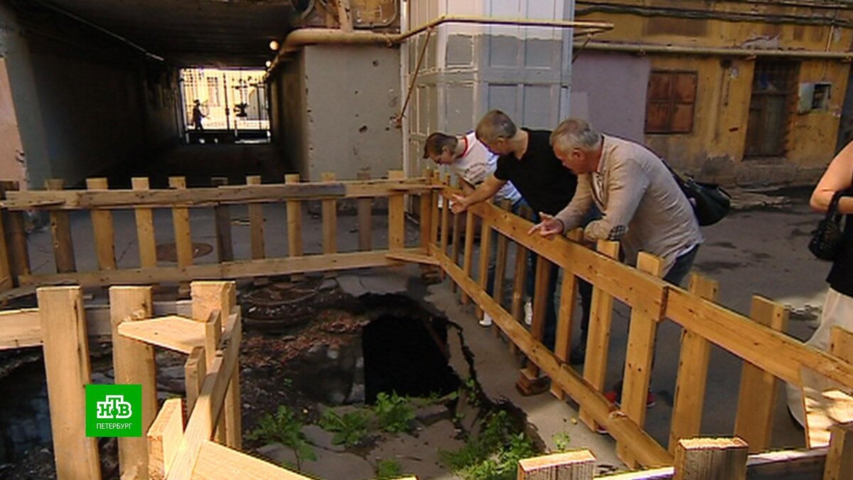 [ Смотреть видео на сайте НТВ ] Двор знаменитого дома, где жил и писал свои песни Майк Науменко, проваливается под землю.