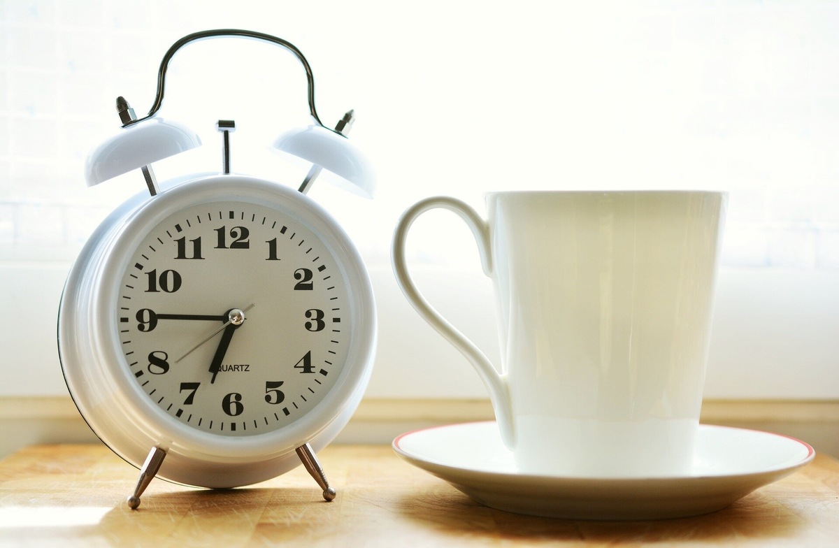 Для многих людей повтор сигнала будильника — жизненно важная часть утра. Это позволяет отложить неизбежное начало дня. Но эксперты по сну считают, что такая практика не идёт нам на пользу.