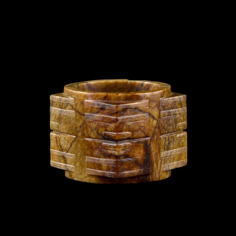 Нефритовый конг, период неолита, культура Лянчжу (ок. 3300-2250 гг. до н.э.); Высота 4,7 см