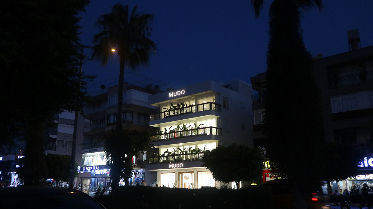 Магазин MUDO в городе Аланье. Фото автора.