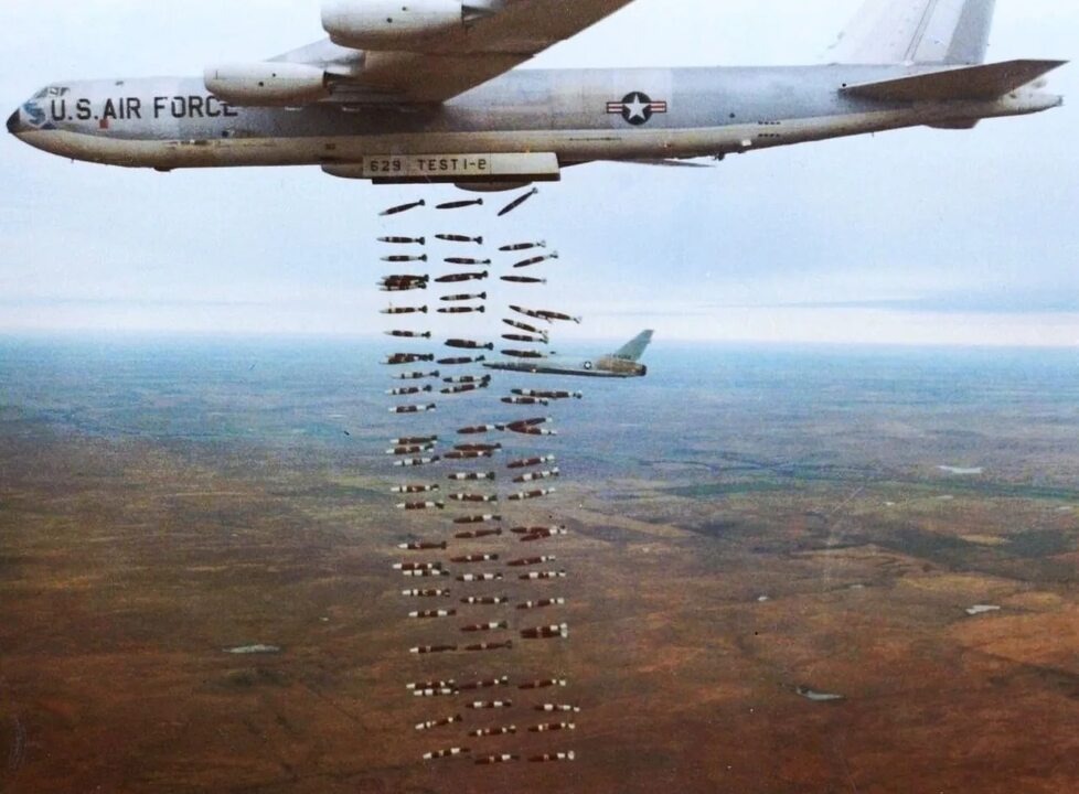 Бомбардировщик Б - 52. Ковровая бомбардировка во Вьетнаме.